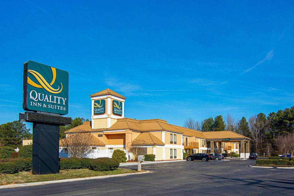 a sign for a quality inn and suites at Quality Inn Richburg in Richburg