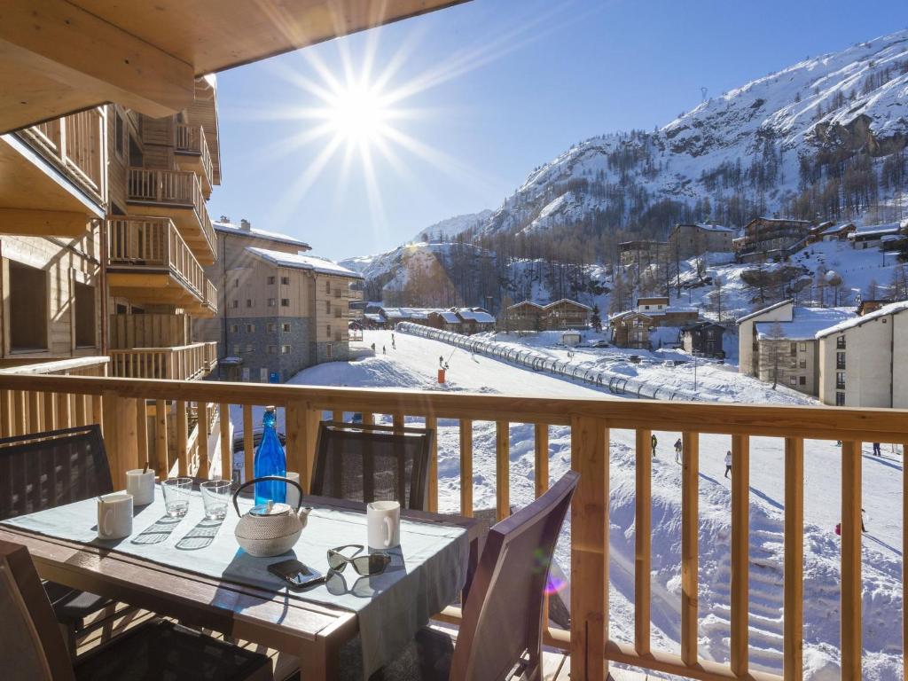 einen Tisch auf einem Balkon mit Bergblick in der Unterkunft Apartment in a Chalet directly on ski slope in Les Boisses