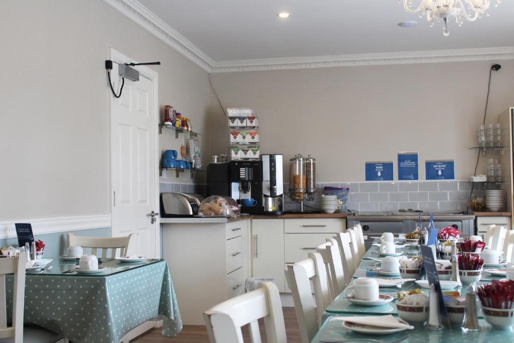 Příslušenství pro přípravu čaje a kávy v ubytování St. Judes Lodge B&B