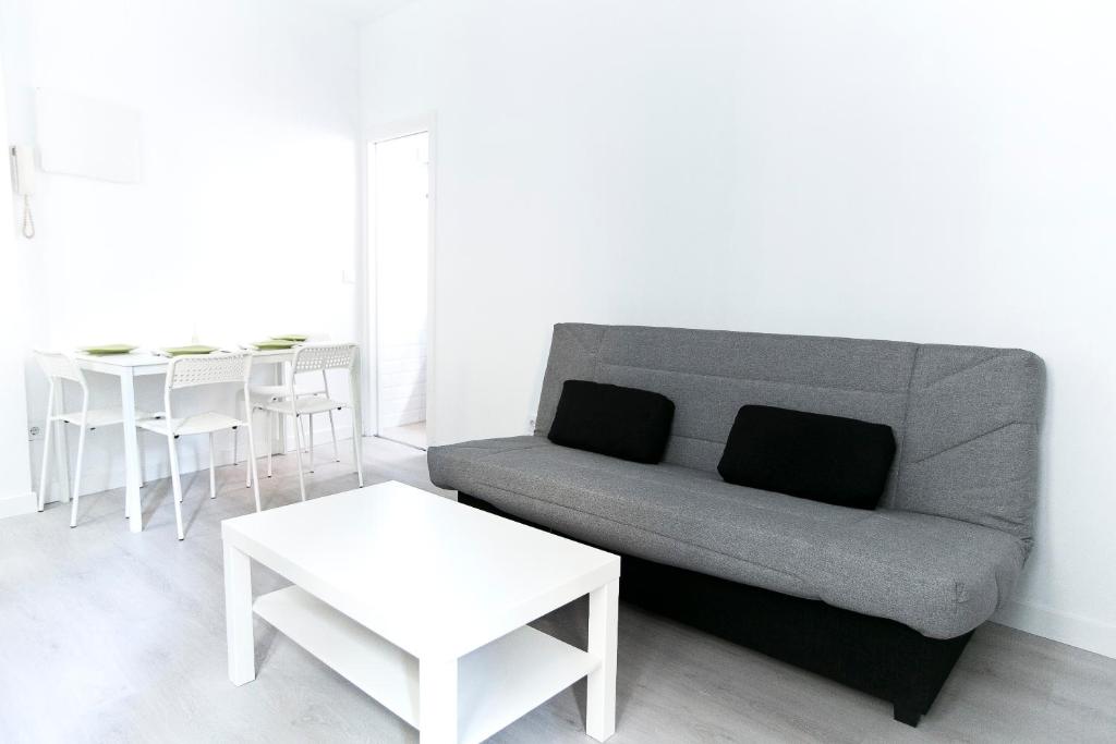 sala de estar con sofá y mesa en Apartamento Malasaña I, en Madrid