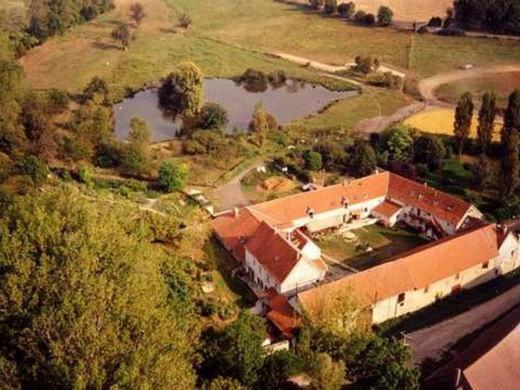 une vue aérienne sur une maison avec deux étangs dans l'établissement La Ferme des Moulineaux, à Bailly
