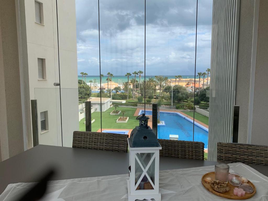 comedor con mesa y vistas a la piscina en Apartamento Aqua Nature Delfin, en La Mata