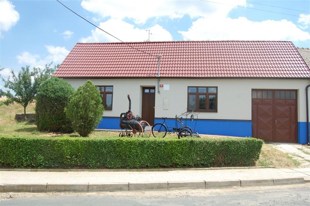 una casa con due biciclette parcheggiate di fronte di Dům na pohodu a Hýsly