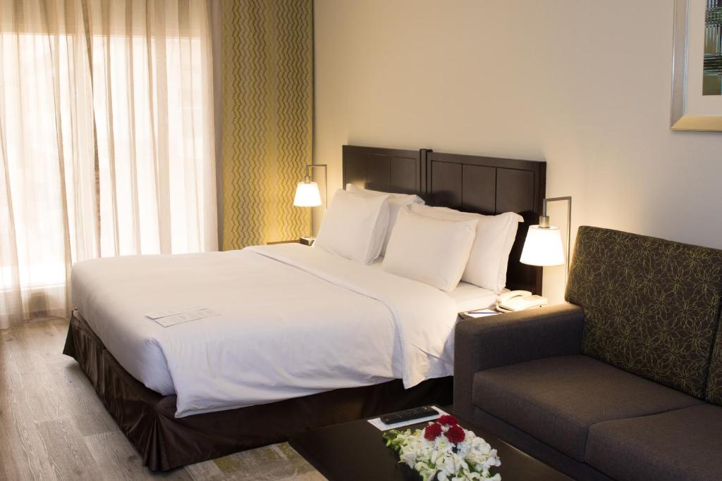 Postel nebo postele na pokoji v ubytování Savoy Crest Aparthotel, Bur Dubai