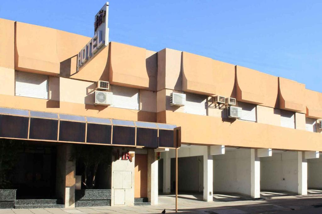 un edificio con balcones en un lateral en Hotel Bertaina en Santa Fe