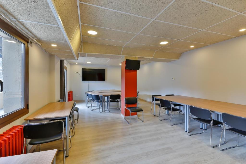 TV a/nebo společenská místnost v ubytování HOSTAL RIO ARA BELLOSTA by Vivere Stays