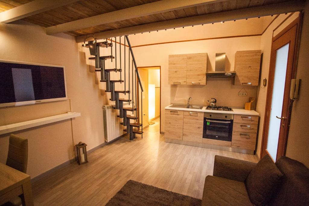 uma cozinha com uma escada em espiral num quarto em Vanvitelli's Home em Caserta