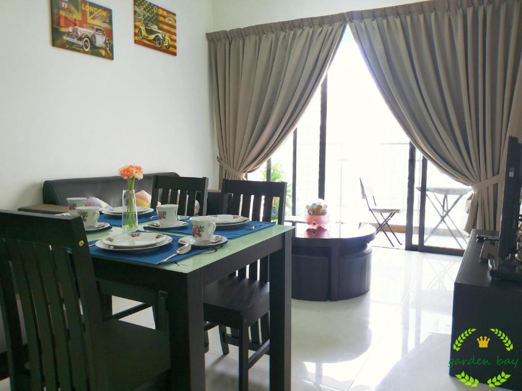 une salle à manger avec une table et un chiffon bleu dans l'établissement °Garden Bay°country garden danga bay JOHOR, à Johor Bahru