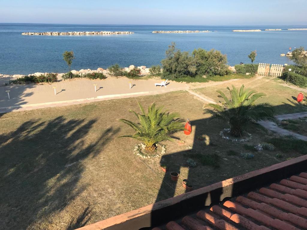 uma vista para a praia a partir da varanda de uma casa em Sunrise em Campomarino