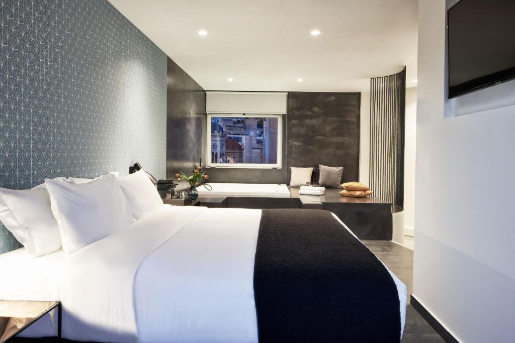 
Loft with Athens City View and Hot Tub
