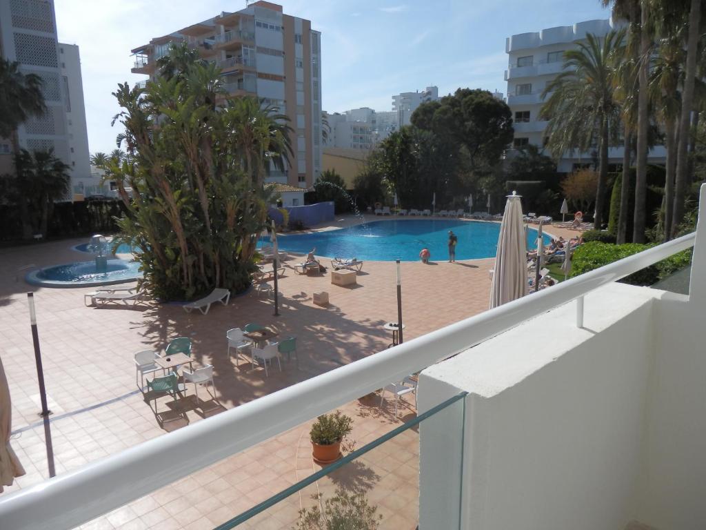 - un balcon offrant une vue sur la piscine dans l'établissement Oleander, à Playa de Palma