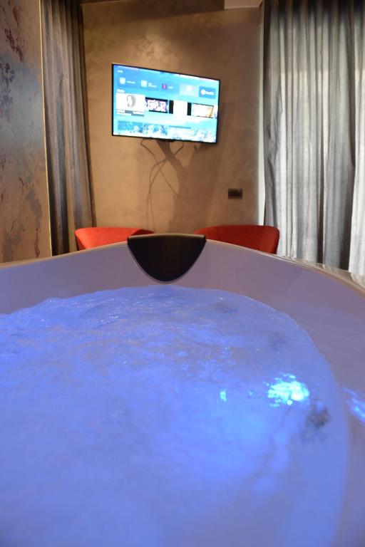 Televízia a/alebo spoločenská miestnosť v ubytovaní suite28