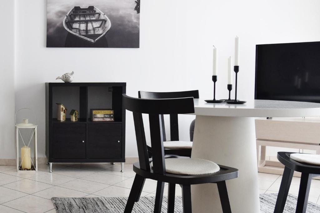 TV a/nebo společenská místnost v ubytování Poseidon by Heloni Apartments