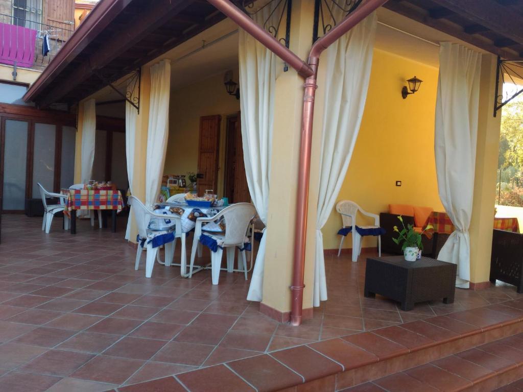 een patio met tafels en stoelen in een huis bij Sa Figu Morisca in Solanas