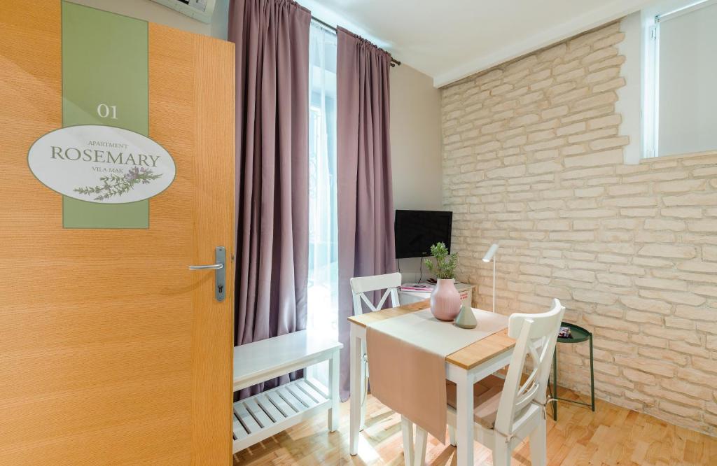 Televízia a/alebo spoločenská miestnosť v ubytovaní Apartments Villa Mak