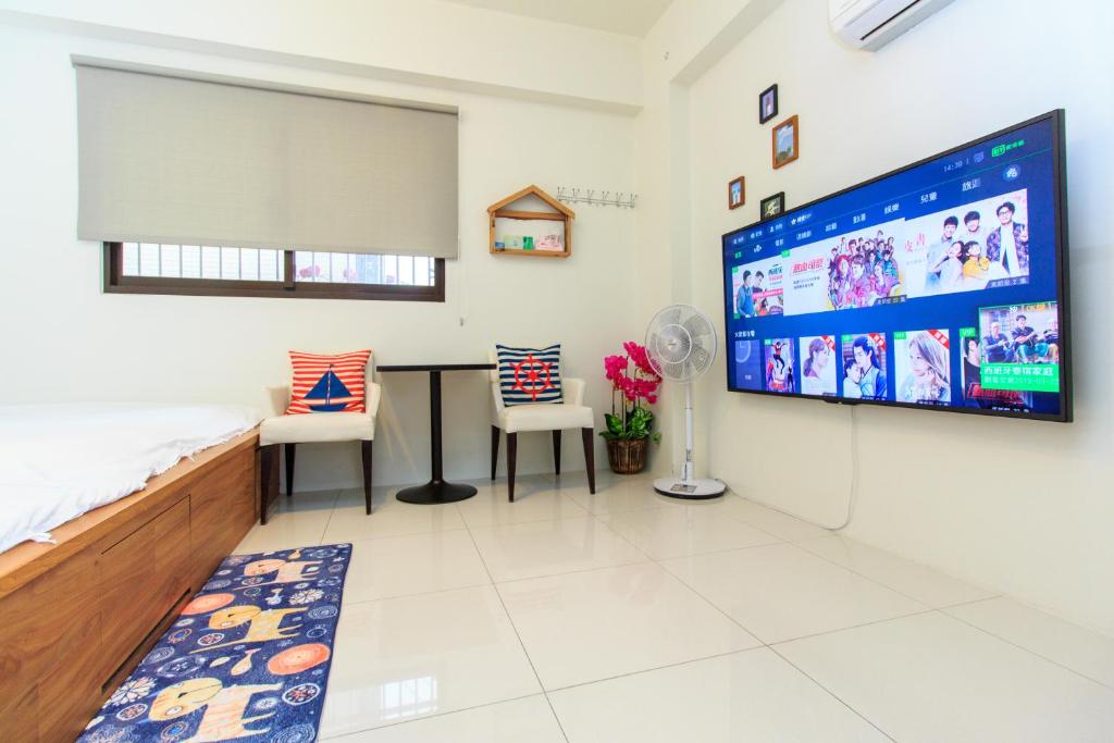 TV a/nebo společenská místnost v ubytování Yilan Dongshan Cypress B&B