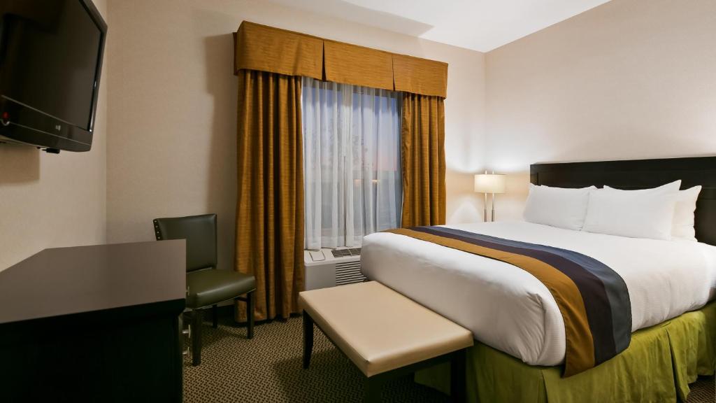 Postel nebo postele na pokoji v ubytování Best Western Wainwright Inn & Suites
