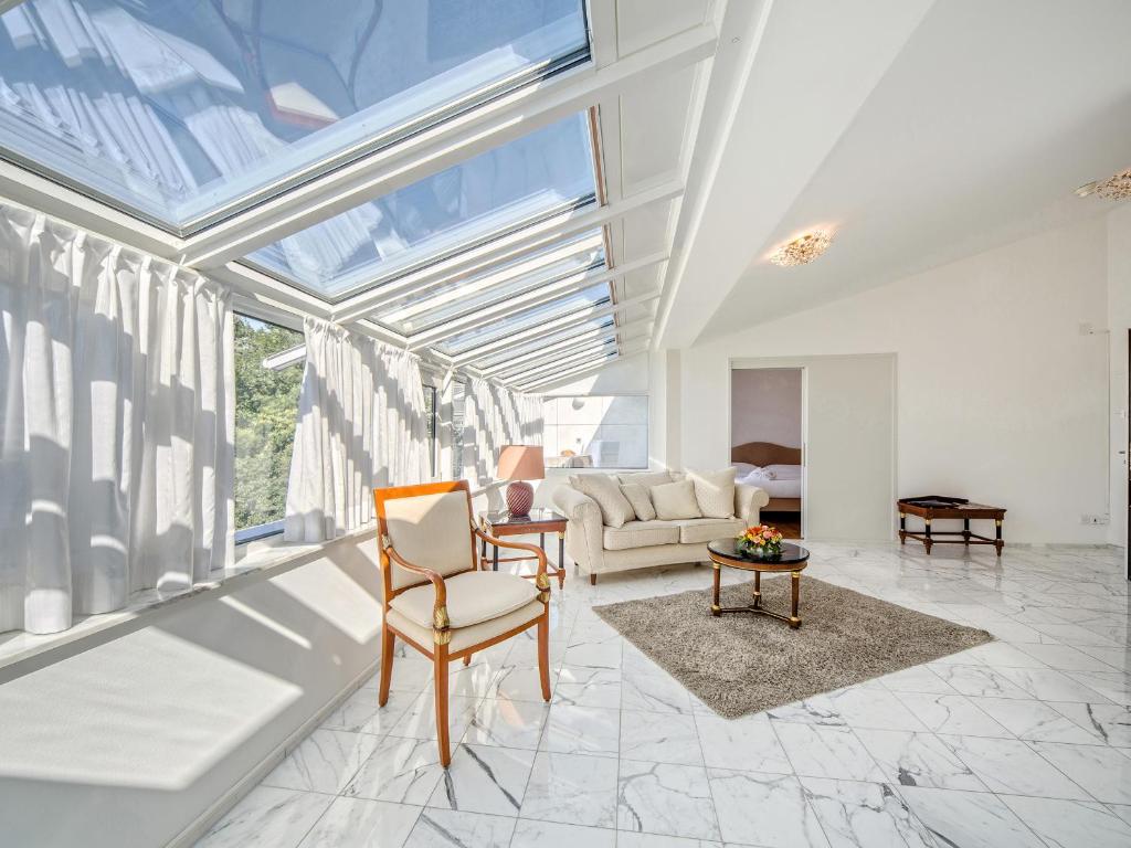 
Penthouse Suite with Lake View
