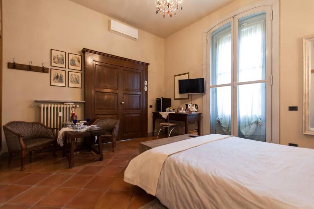 מיטה או מיטות בחדר ב-Camera Navigli con bagno privato