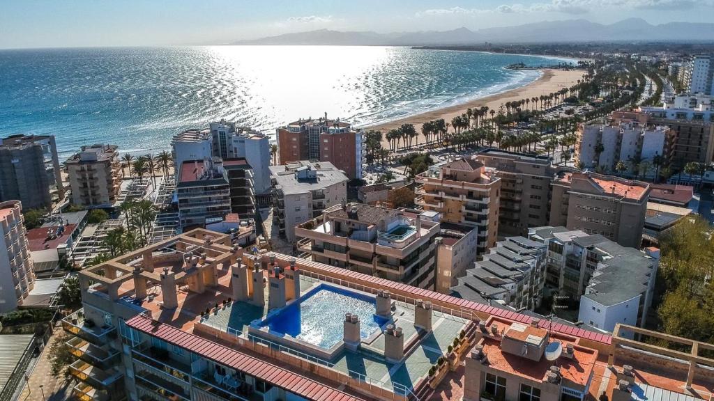 サロウにあるapartament de luxe con piscinaの市街と海の空の景色