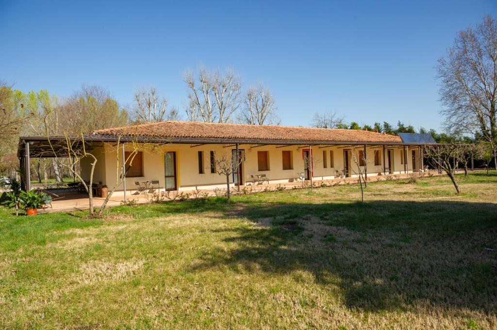 a house with a large yard in front of it at Agriturismo Corte San Girolamo in Mantova