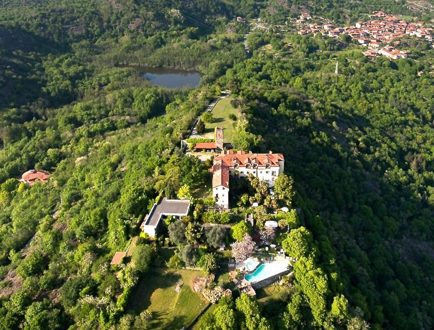 uma vista aérea de uma casa numa colina em Castello San Giuseppe - Historical bed and breakfast em Chiaverano