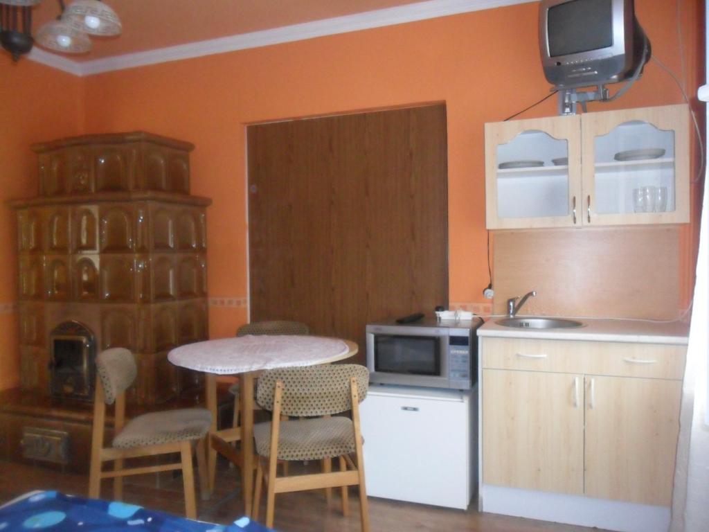 Kuchyň nebo kuchyňský kout v ubytování Emese Apartman