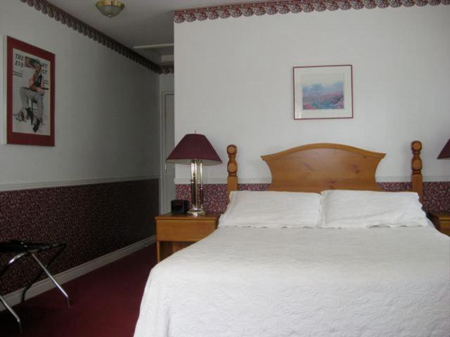 Postel nebo postele na pokoji v ubytování Canterbury Inn