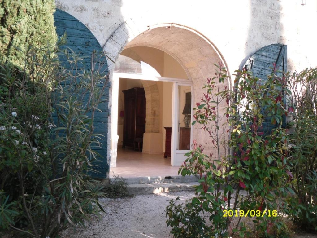 an entry way to a house with an archway at LA CHAPELLE DU PRIEURE in Alignan-du-Vent