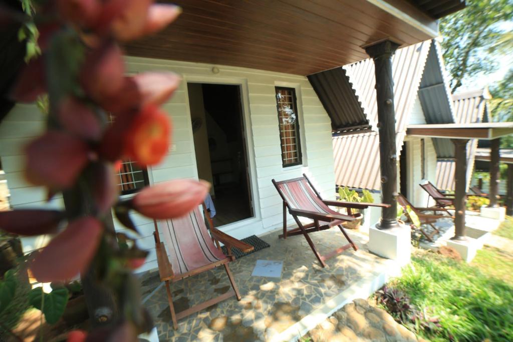 Gokulam Home Stay - King Room With Mountain View