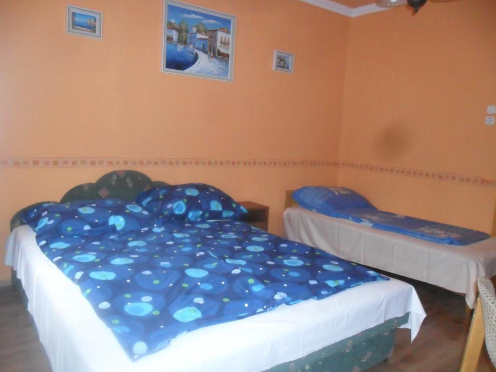 Postel nebo postele na pokoji v ubytování Emese Apartman