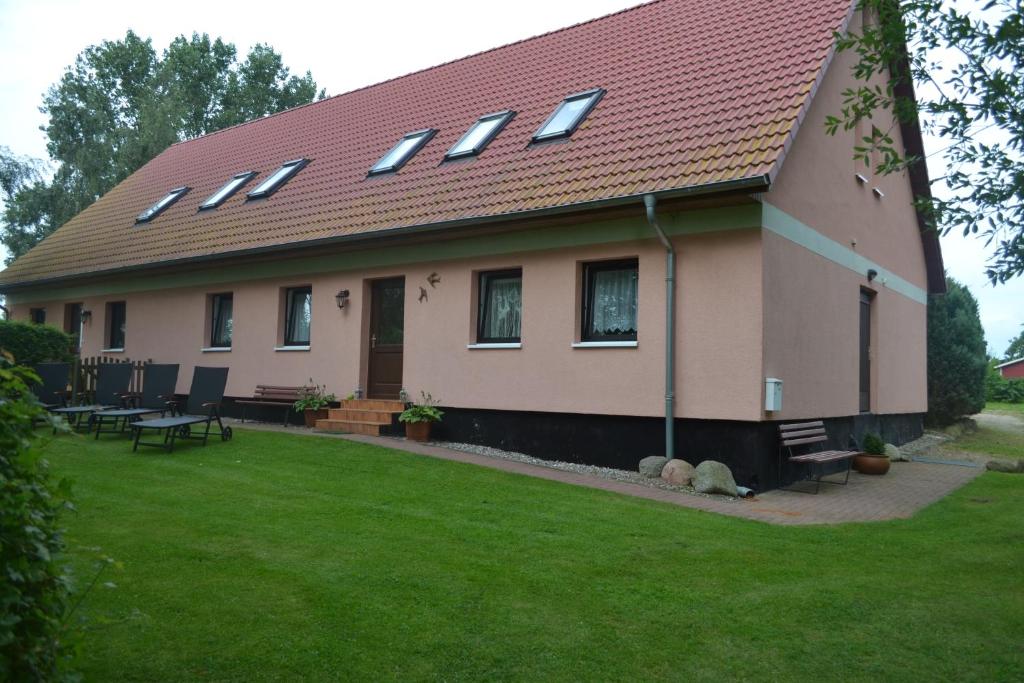 uma casa com um telhado com clarabóias em Haus Simone em Insel Poel