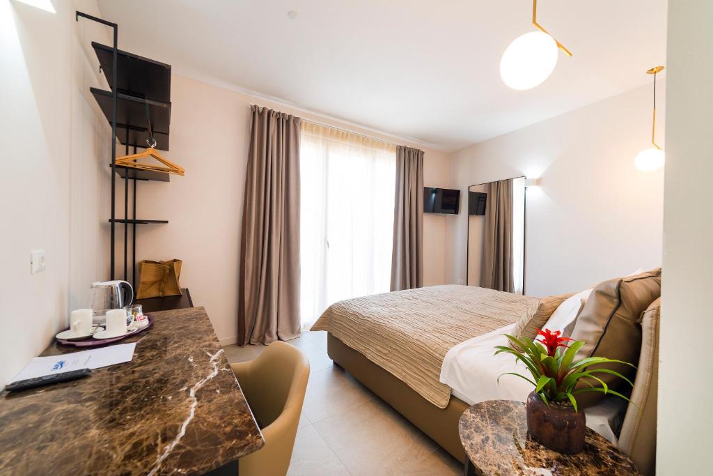 a hotel room with a bed and a table at Garda Room in Peschiera del Garda