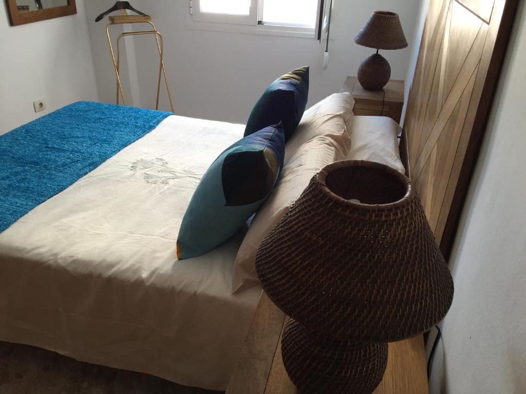 a bedroom with a bed with pillows on it at Apartamento situado en el centro de Santa Cruz in Santa Cruz de Tenerife