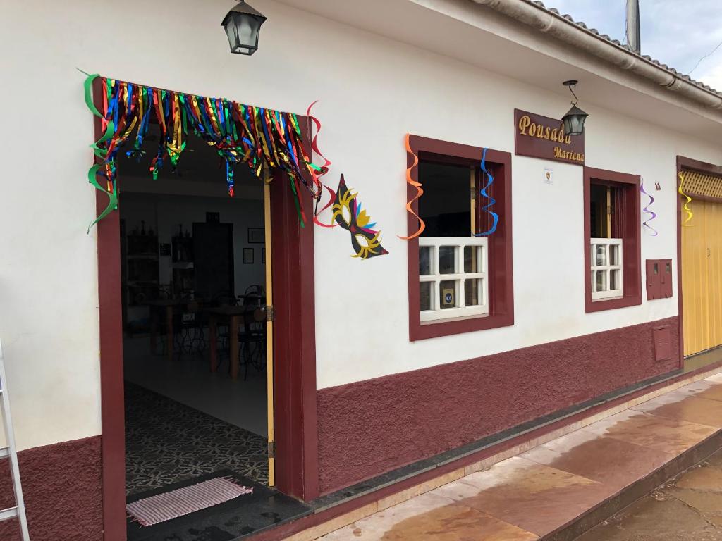 um restaurante com a porta aberta com decorações coloridas em Pousada Mariana em Sêrro
