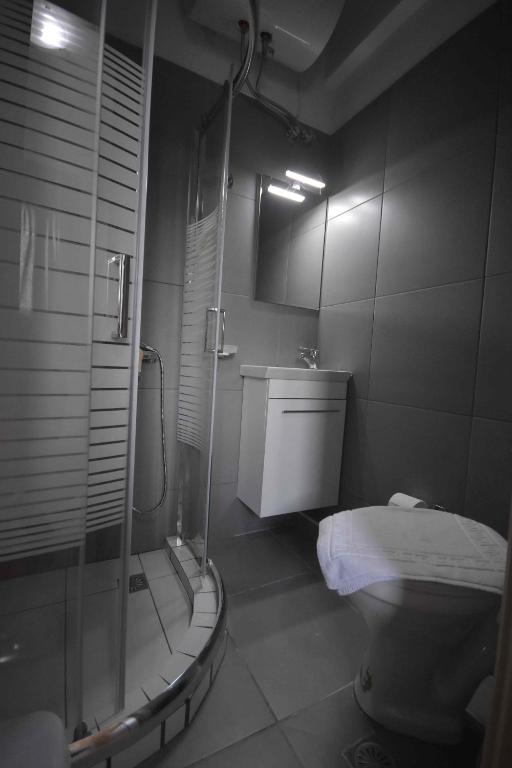 Kúpeľňa v ubytovaní AVR Airport Deluxe Suites 4 AIRPORT FREE SHUTLE