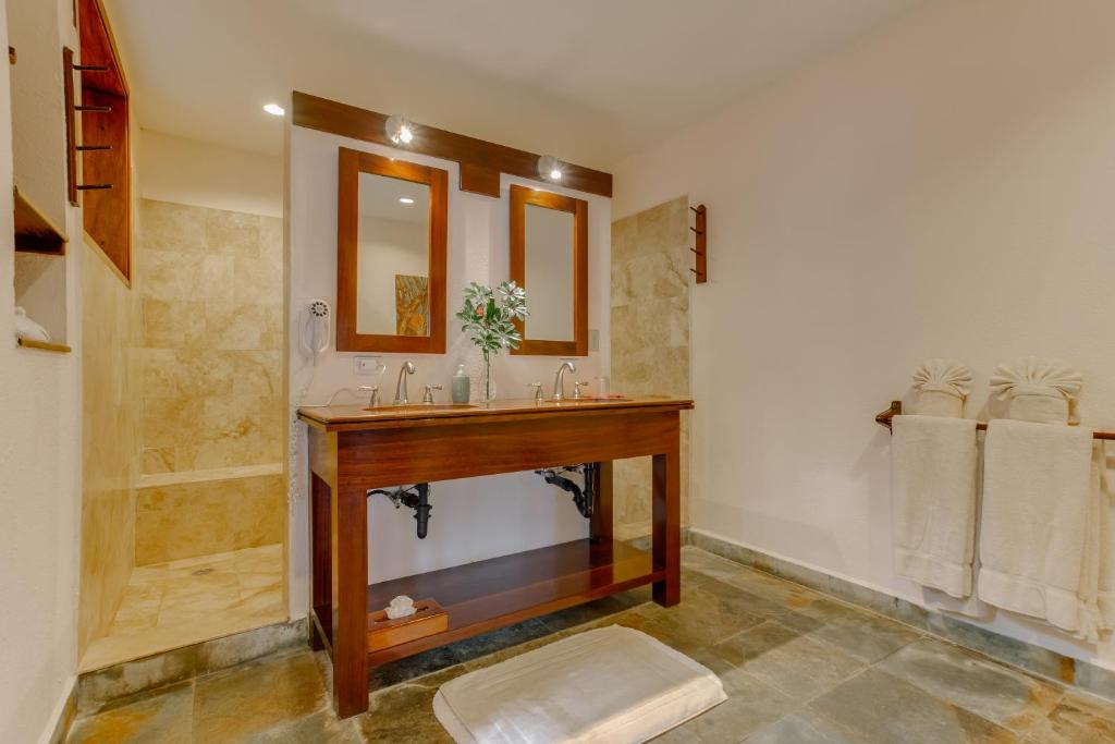 The Lodge at ChaaCreek tesisinde bir banyo
