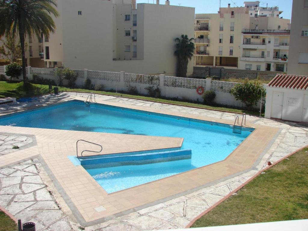 una piscina en medio de un edificio en Corona 101, en Nerja