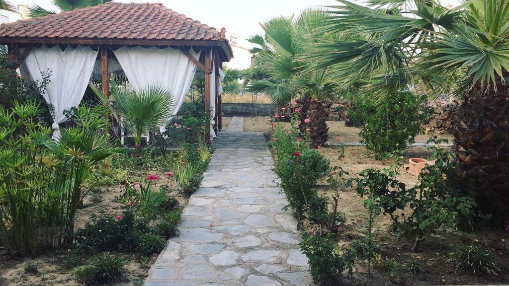 een pad in een tuin met een tuinhuisje bij Villa Christie in Keramotí