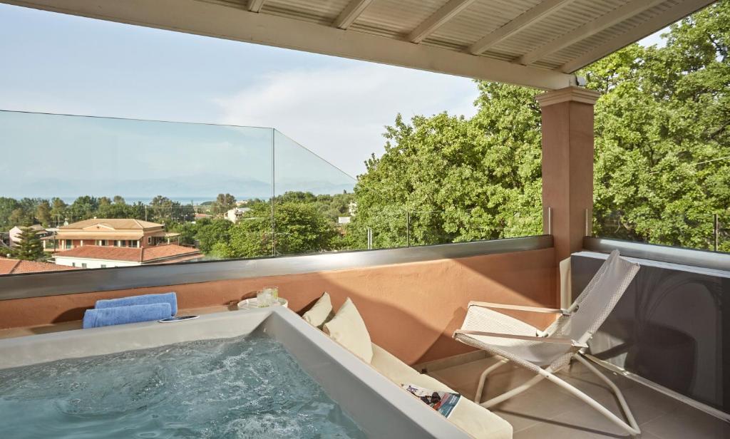 Bazén v ubytování Lena Mare Boutique Hotel nebo v jeho okolí