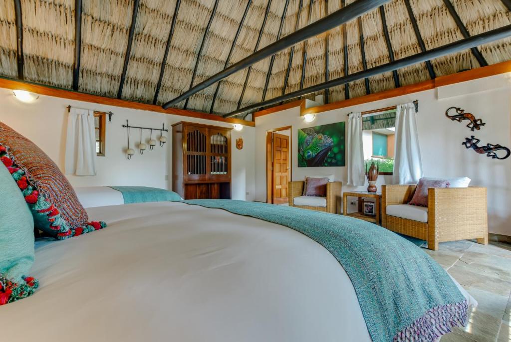 The Lodge at ChaaCreek tesisinde bir odada yatak veya yataklar