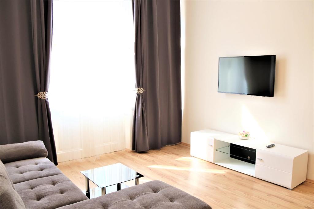 Telewizja i/lub zestaw kina domowego w obiekcie Flowers apartments