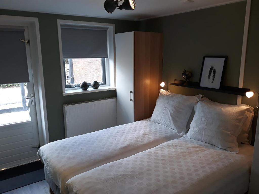 Postel nebo postele na pokoji v ubytování NIEUW Appartement 12 OOSTKAPELLE