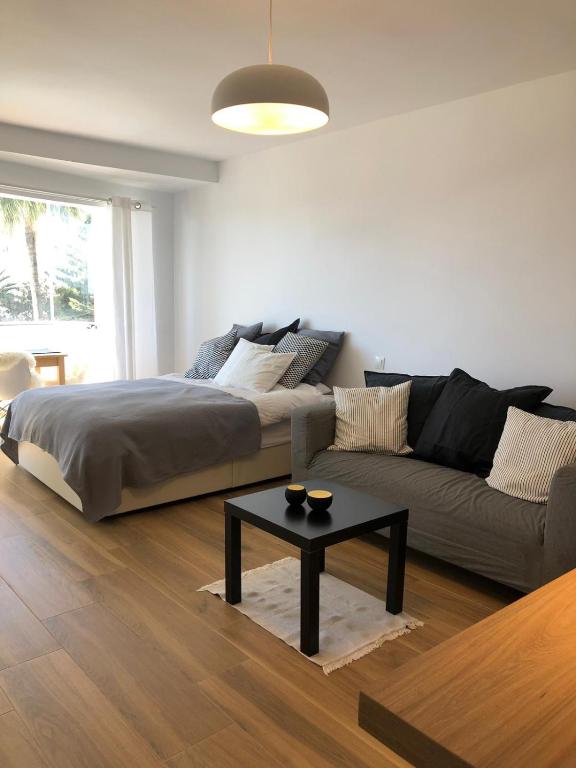 sypialnia z łóżkiem, kanapą i stołem w obiekcie Holiday Studio by Meatina w mieście Torremolinos