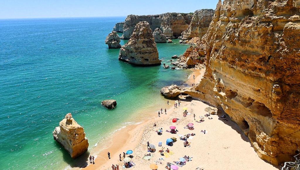 un groupe de personnes sur une plage près de l'océan dans l'établissement Magnoliamar 409, à Lagos