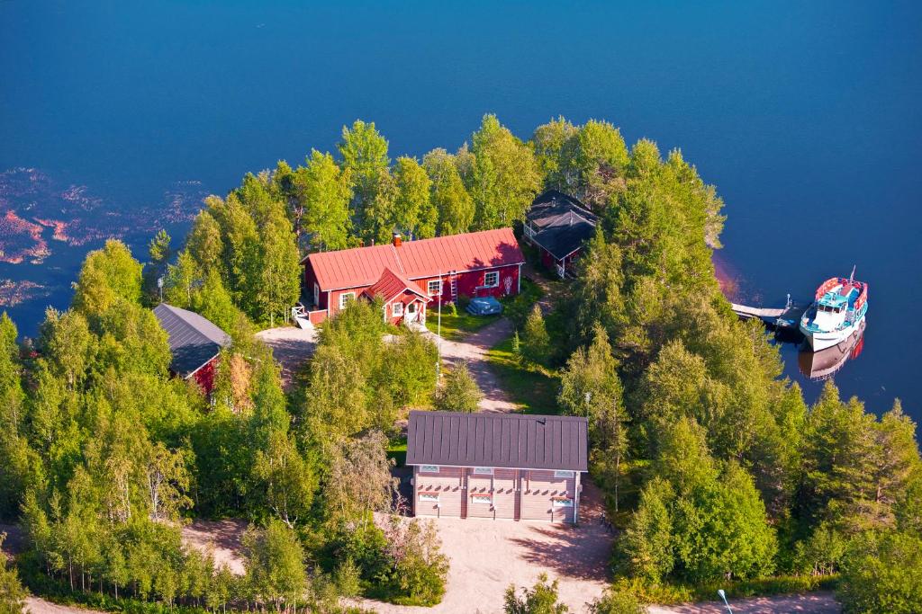 une maison sur une colline avec un bateau dessus dans l'établissement Hotel Uitonniemi, à Kemijärvi