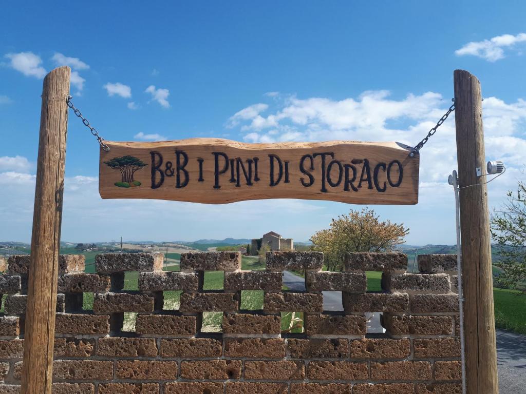 a sign that says be a pimp of sombrero at B&B I Pini Di Storaco in Filottrano