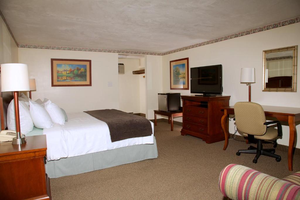 Holiday Hill Inn & Suites photo