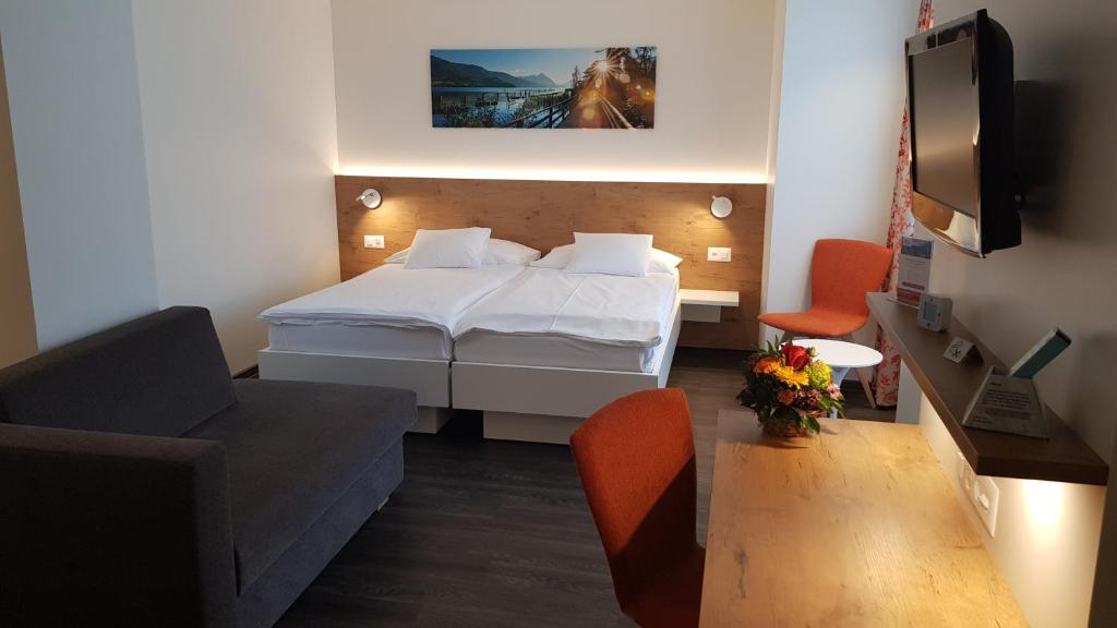 Postel nebo postele na pokoji v ubytování Hotel Bernerhof