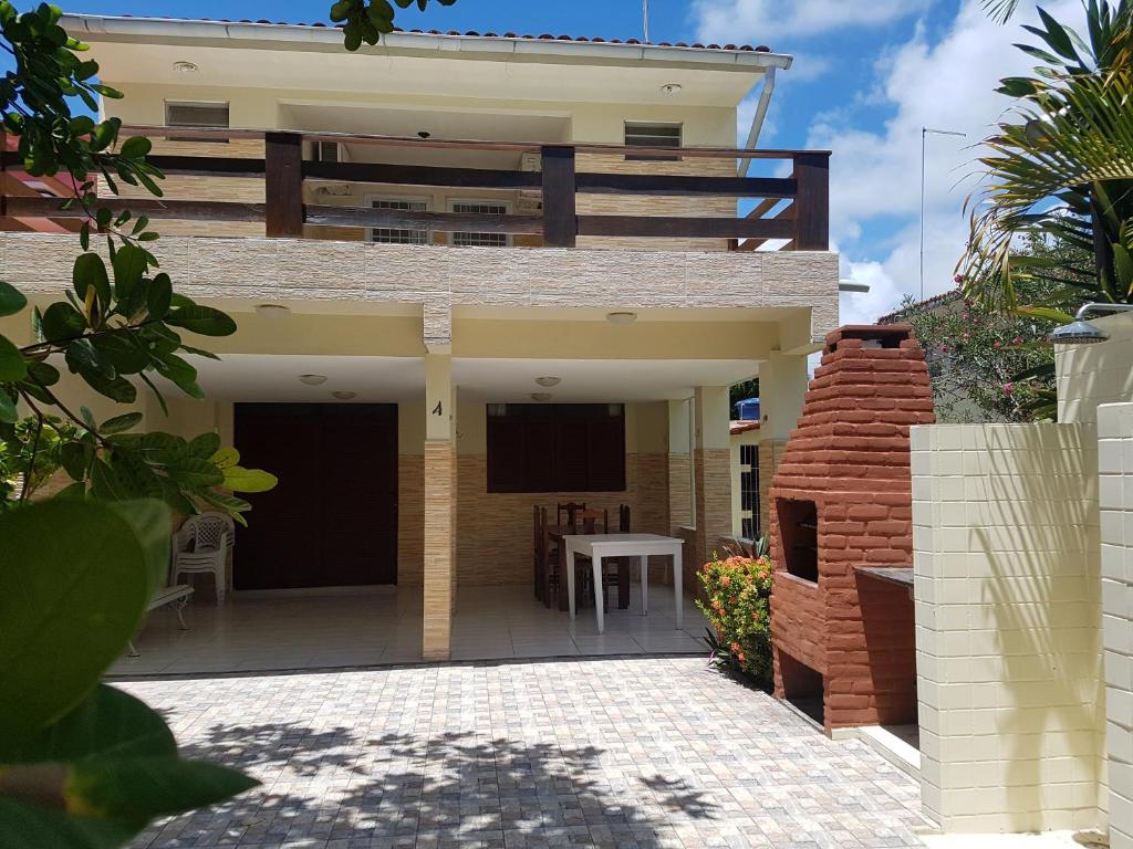 Blick auf ein Haus von der Einfahrt in der Unterkunft Casa dentro de Porto de Galinhas. 04Suítes.01Quarto. in Porto De Galinhas